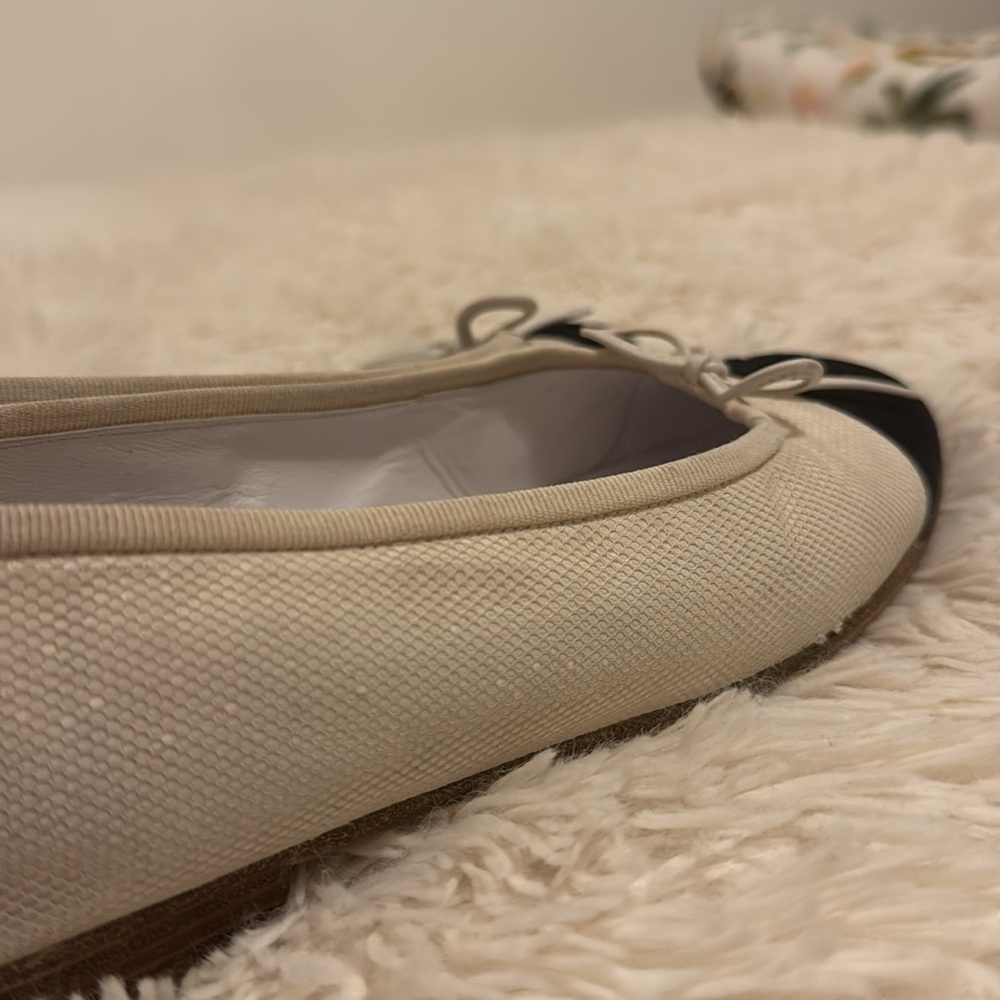 CHANEL Cream and Black Flats with Color-Block Design - Picture 8 of 10